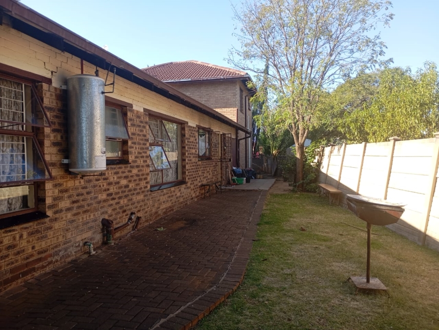 6 Bedroom Property for Sale in Lourierpark Free State